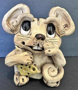 Ratón de cerámica Hindt Art con queso grandes ojos tristes 6”T de colección - Imagen 1 de 7