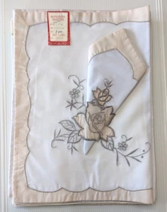 Serviette & Tischset Set 8-teilig weiß cremegrau Blumenmuster Applikation & bestickt - Bild 1 von 3