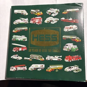 Libro 50 años de camiones de juguete Hess 50 aniversario tapa dura - Imagen 1 de 5