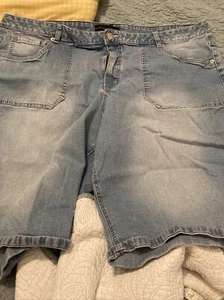 Venezia women’s plus size 26 Bermuda Light Denim shorts - Picture 1 of 6