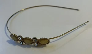 Evita Peroni - Diadema dorada y joya - Imagen 1 de 5