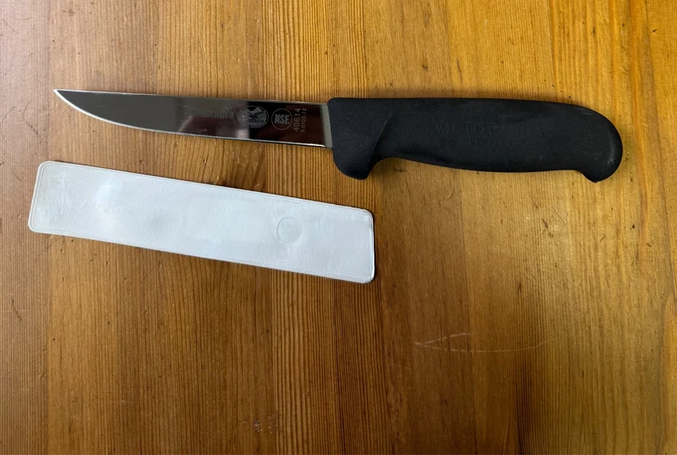 Cuchillo deshuesador Victorinox de 5" con mango Fibrox Foto 1 de 1