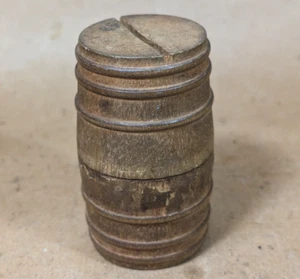 Pequeña moneda antigua de barril de madera torneada caja de ahorro de dinero en efectivo - Imagen 1 de 8