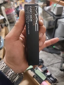 Pluma facial MAC Studio Fix Every-Wear NC12 0,41 fl.Oz - Imagen 1 de 2