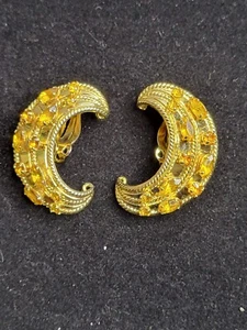 Vintage Karu Arke Clip On Earrings Gold Tone Metal Swirl Yellow 1.25" Statement  - Picture 1 of 4