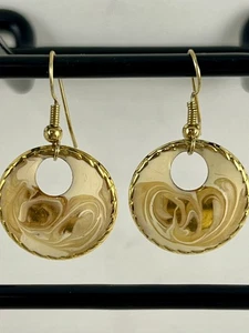 Orecchini pendenti traforati tono oro smaltati crema vintage - Foto 1 di 9