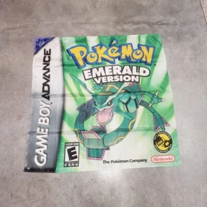 Pokemon Versión Esmeralda Gameboy Advance Personalizado Pared Banner Tapiz 3 x 3 Pies - Imagen 1 de 8