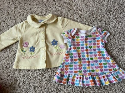 Miniwear Abrigo Amarillo Manga Larga y Vestido Manga Corta con Corazones 3-6 Meses Usado en Excelente Condición Foto 1 de 4
