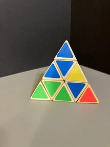Rompecabezas cubo de Rubik triángulo pirámide Tomy 1981 vintage - Imagen 1 de 4
