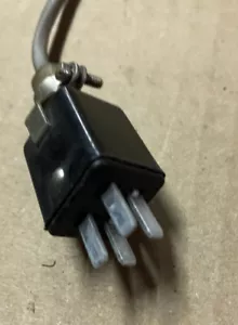 *GEBRAUCHT* MARKENLOS-4-ZINKEN-STECKER MIT VERSCHIEDENEN LÄNGEN-KABEL-KOSTENLOSER VERSAND* - Bild 1 von 3
