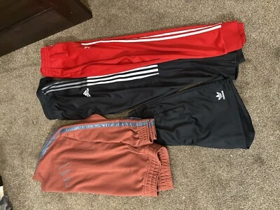 Conjunto de pantalones/pantalones cortos/suéter Adidas  Foto 1 de 4