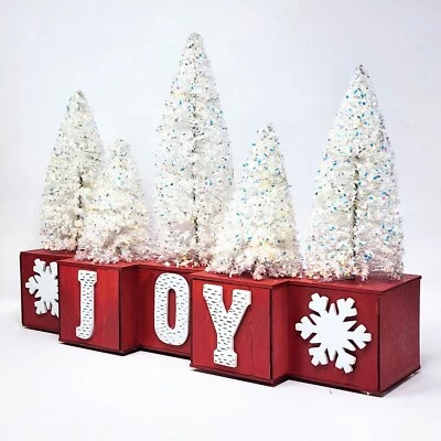 Valerie Parr Hill JOY Iluminado BLANCO BRILLO ÁRBOLES DE NAVIDAD Sobre Bloques de Madera Roja Foto 1 de 4