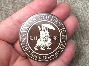 Insignia de botón prendedor vintage Bunnykins Royal Doulton Golden Jubilee 1934-1984 1 3/4" - Imagen 1 de 5