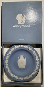 WEDGWOOD Jasperware White On Blue Urn / Vase Round Plate As New In Box 11cm D - Picture 1 of 3