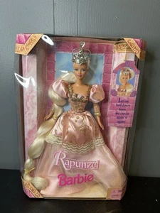 NRFB Vintage 1997 Raperonzolo Barbie bambola #17646 lunghi capelli biondi vestito/abito rosa - Foto 1 di 5