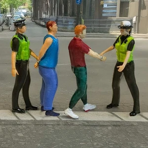 FG37 - Police Arresting Suspects Figures unpainted N scale - Picture 1 of 6
