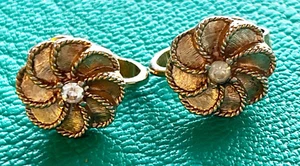 Trifari Brushed Gold Tone Earrings Ribbon Floral Flower Clip On Dainty Small - Picture 1 of 6