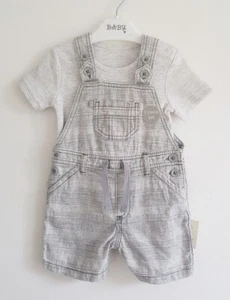 Baby Jungen 0-3 m grau kurzes Latzband & T-Shirt Set 2-teiliges Outfit NEU - Bild 1 von 8