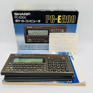 SHARP PC-E200 Pocket Computer Vintage Portable Device with Accessories - Afbeelding 1 van 7