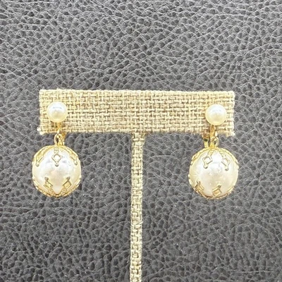 Brincos vintage com clipe de celebridade pérola falsa tom dourado filigrana pendurados década de 1960 - Imagem 1 de 4