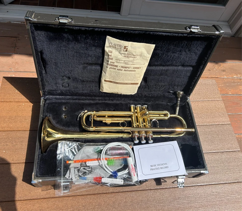 Trompeta YAMAHA YTR-200AD usada con boquilla de estuche rígido Foto 1 de 4