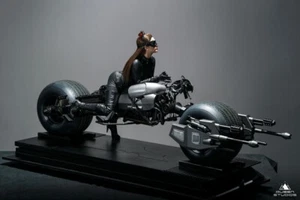 Queen Studios & DC Comics: The Dark Knight Rises – Catwoman on bike 1:3 Statue - Bild 1 von 1