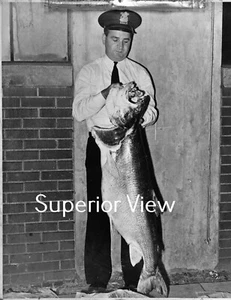 Old Time Pesca Enorme Record di Stato Lago Trota Detroit Polizia Uomo Munising MI - Foto 1 di 1