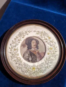 ANTIGUO MARCO REDONDO DE CAOBA CON FORRO BORDADO DE SEDA Y RETRATO PINTADO A MANO - Imagen 1 de 12