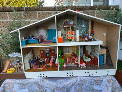 Schönes, komplett eingerichtetes Puppenhaus mit Terrasse, alle Teile 70er Jahre - Bild 1 von 4