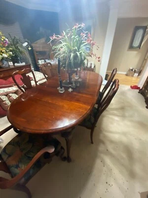 MESA DE COMEDOR KINCAID CON 2 HOJAS, 8 SILLAS, FUNDAS Y MÁS CEREZA PRECIO A VENDER Foto 1 de 4