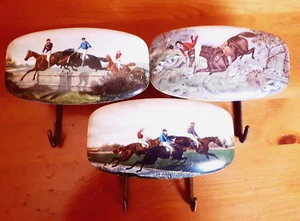 Set 3 Ganci Appendiabiti Vintage Cavalli e Fantini Ottone Plastica Attaccapanni - Imagen 1 de 24