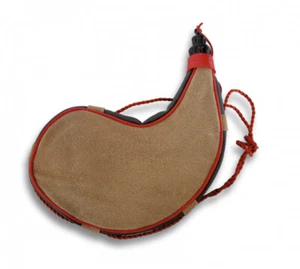 BOTA DE VINO CURVA EN PIEL DE SERRAJE 2 LITROS CAMPING AIRE LIBRE 34505 - Imagen 1 de 1