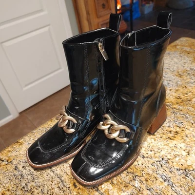 Bota Steve Madden Loreen negra charol tacón grueso cadena dorada media pantorrilla talla 8,5 M Foto 1 de 4