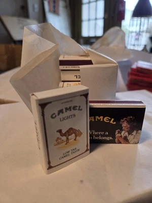 Cajas de fósforos de luces de camello vintage 1981 con fósforos de madera dentro de la caja 120 paquetes  Foto 1 de 4