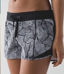 Lululemon Hotty heiße Shorts Dottie Tribe weiß schwarz/schwarz Größe 10 2,5" - Bild 1 von 10
