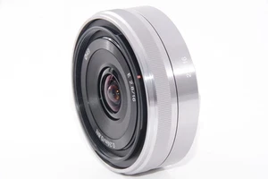 Lente de enfoque único Sony E 16 mm F2,8 para montaje SEL16F28 usada - Imagen 1 de 6