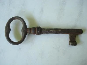 19C. CWE ANTIQUE HUGE COLLECTABLE IRON GATE KEY SCARCE - Picture 1 of 4