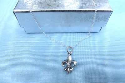NUEVO - Dije Flor de Lis de Plata de Ley y Collar de Cadena de Plata Foto 1 de 4