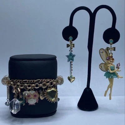 Paquete surtido de pendientes/pulseras Betsey Johnson joyería 2 piezas 46,4 g Foto 1 de 4
