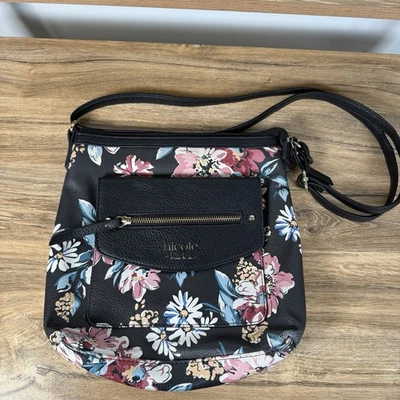 Cartera Bandolera Nicole Miller Imitación Cuero Floral Negra Foto 1 de 4