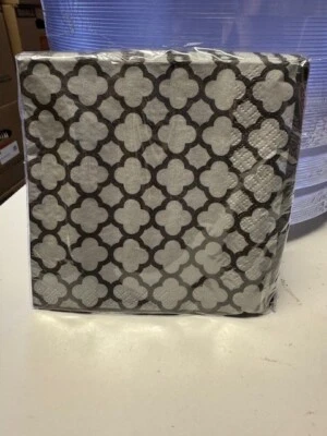 灰色和黑色四叶草毕业派对/生日饮料纸餐巾纸 16 克拉-2 层全新 — 第 1/2 张图片