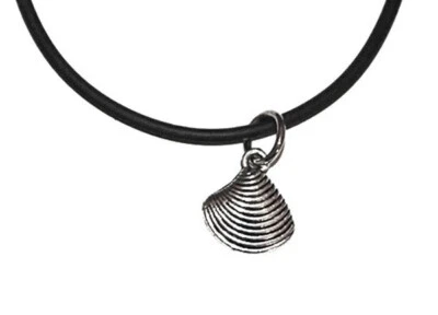 CIONDOLO CONCHIGLIA COLOR ARGENTO CON COLLANA GIROCOLLO IN CAUCCIU NERA - Immagine 1 di 3