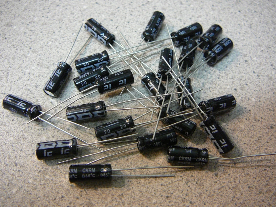 ILLINOIS Capacitor 105CKR100M Aluminum Electrolytic Radial 1uF 100V NEW Qty.10