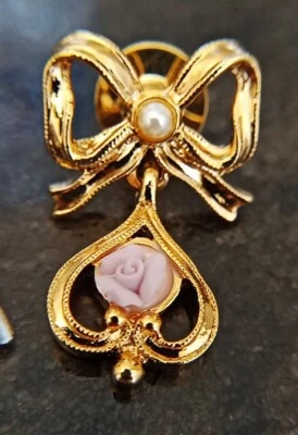Arco de piedra dorada Avon de colección con perla sintética y prendedor colgante de flores rosadas Foto 1 de 4