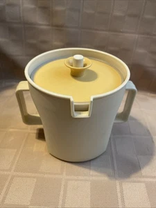 Vintage Tupperware 1415-1 Almond Creamer Pitcher with Push Button Seal Lid - Picture 1 of 12