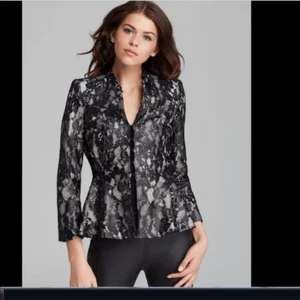 Blazer Alice + Olivia Negro Amapola Encaje Peplum Talla 2 - Imagen 1 de 8