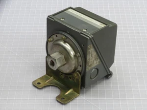 UNITED ELECTRIC J302 554 PRESSURE SWITCH T244199 - Picture 1 of 4