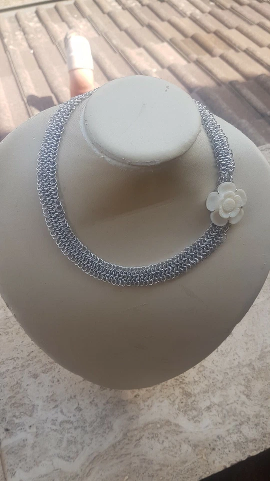 Girocollo In Alluminio Color Argento e Madreperla Bianca NUOVO Handmade - Immagine 1 di 4
