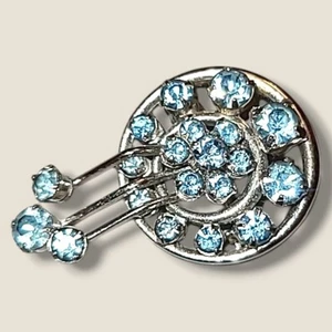Broche prendedor vintage pequeño tono plata azul estrás remachado - Imagen 1 de 4