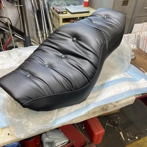 Nuevo de Lote Antiguo Yamaha OEM 80’s Virago XV1100 Asiento Sillín NUEVO Asiento 3CF-24730-10-00 #BARN - Imagen 1 de 11
